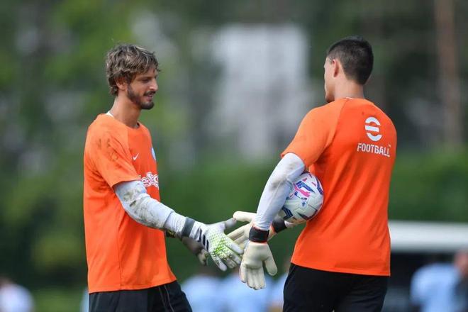 缩弹簧般蓄 缩弹簧般蓄